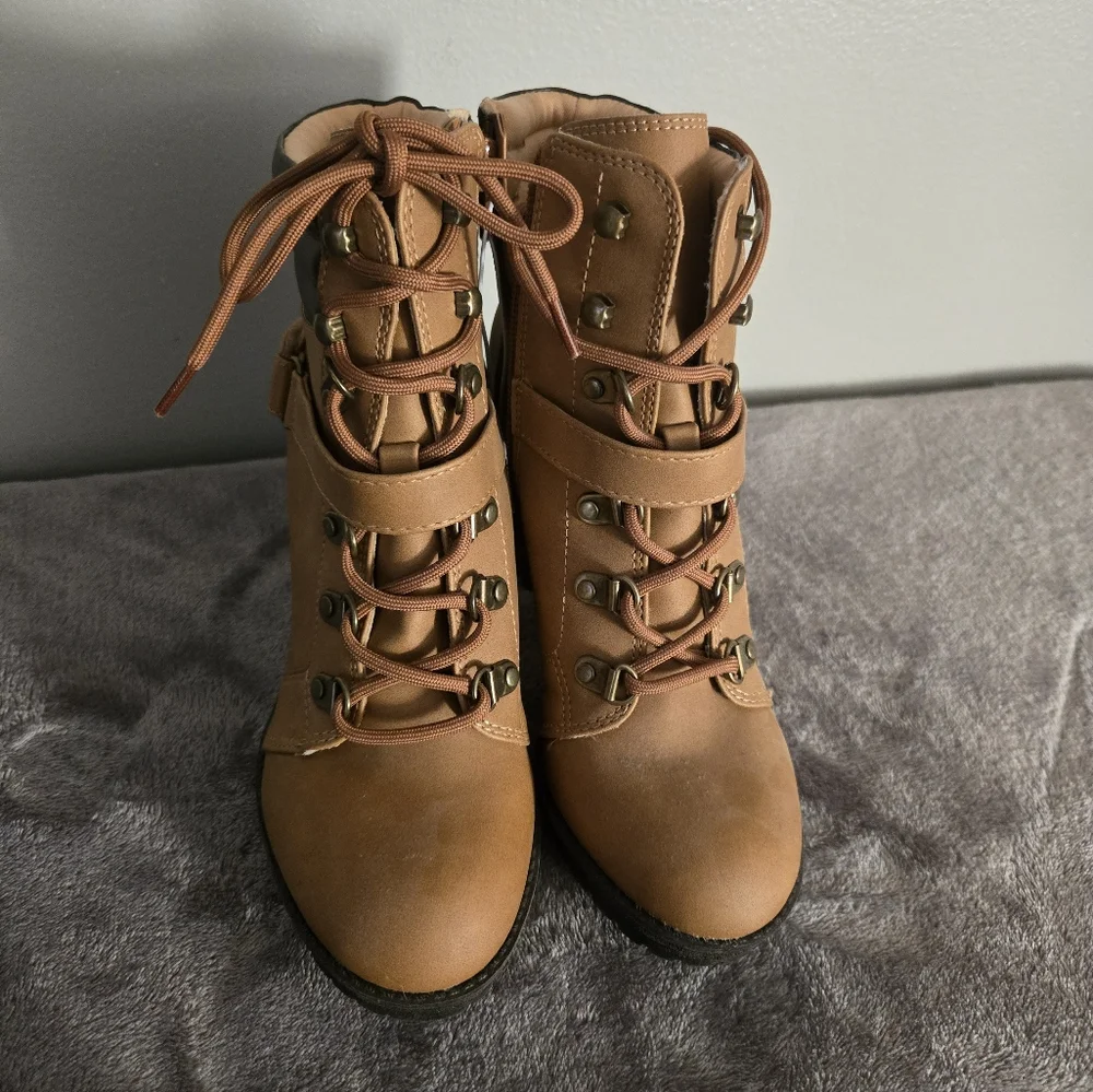 ANDIAMO Women's Tan and Brown Ankle Boots Sz 5.5 - Picture 3 of 6